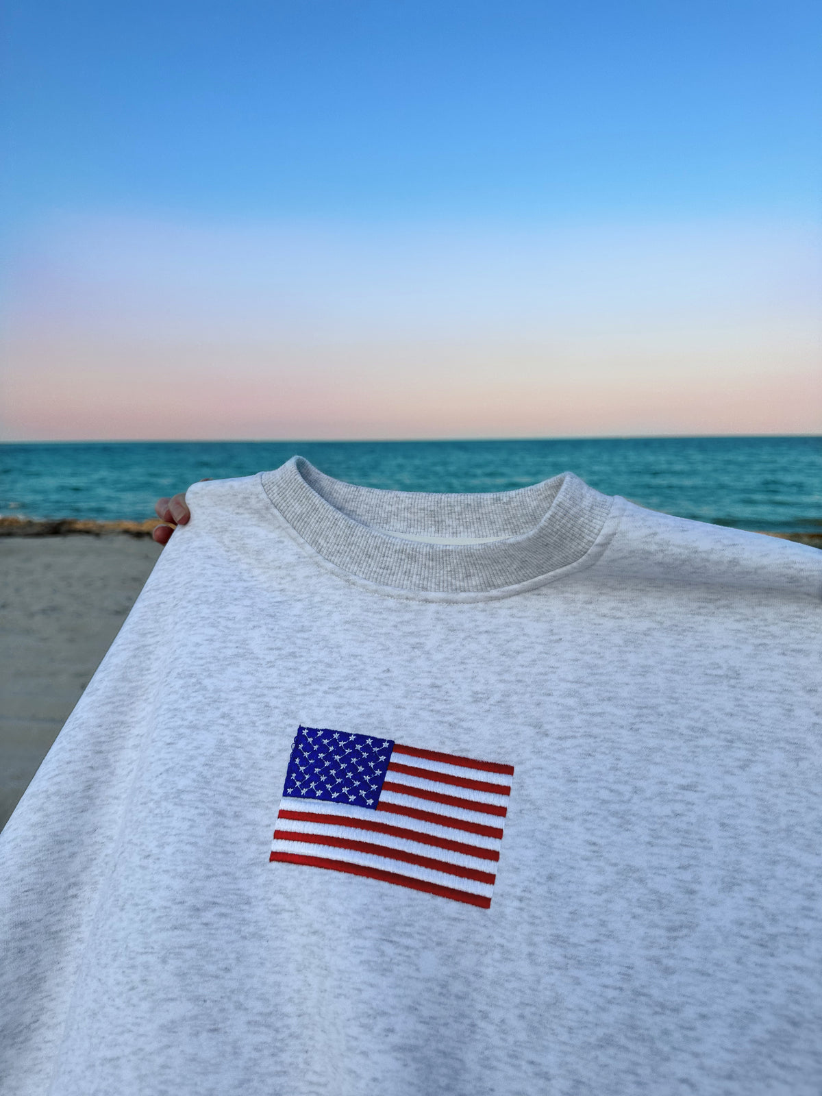 VINTAGE AMERICAN FLAG EMBROIDER SWEATSHIRT - Sunkissedcoconut