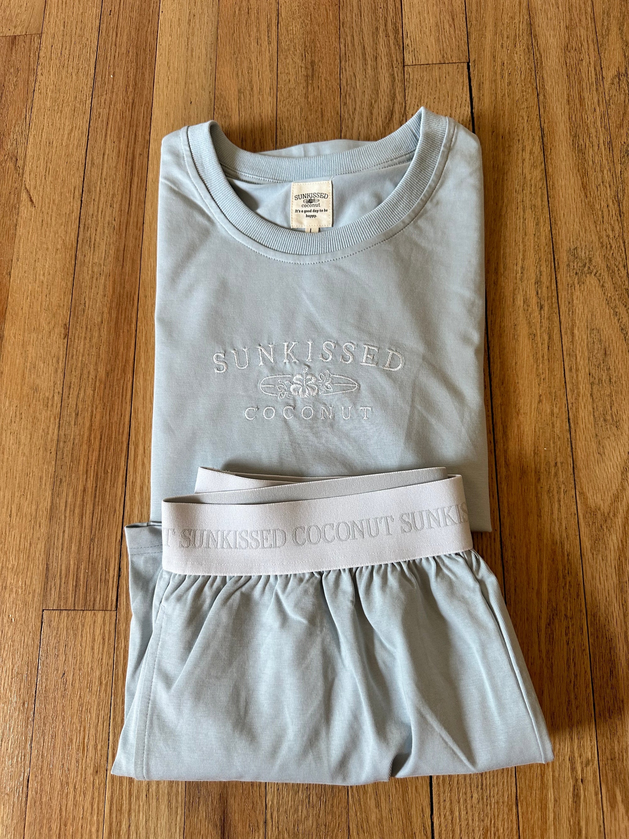 🎁 Glass Blue Basic Watercolor Embroider Tee (100% off)