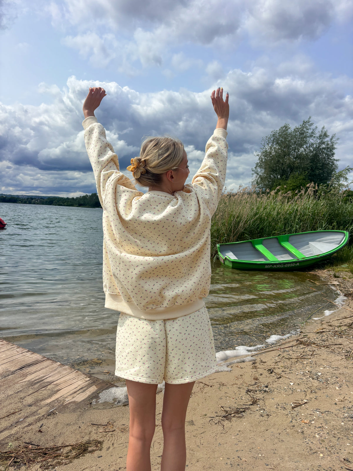 Toasted Cream Roses Embroider Sweatshirt