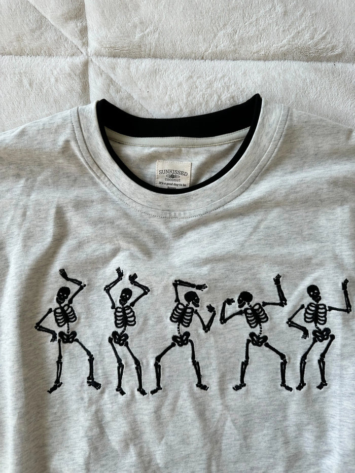 EMBROIDER SKELETON TEE - Sunkissedcoconut