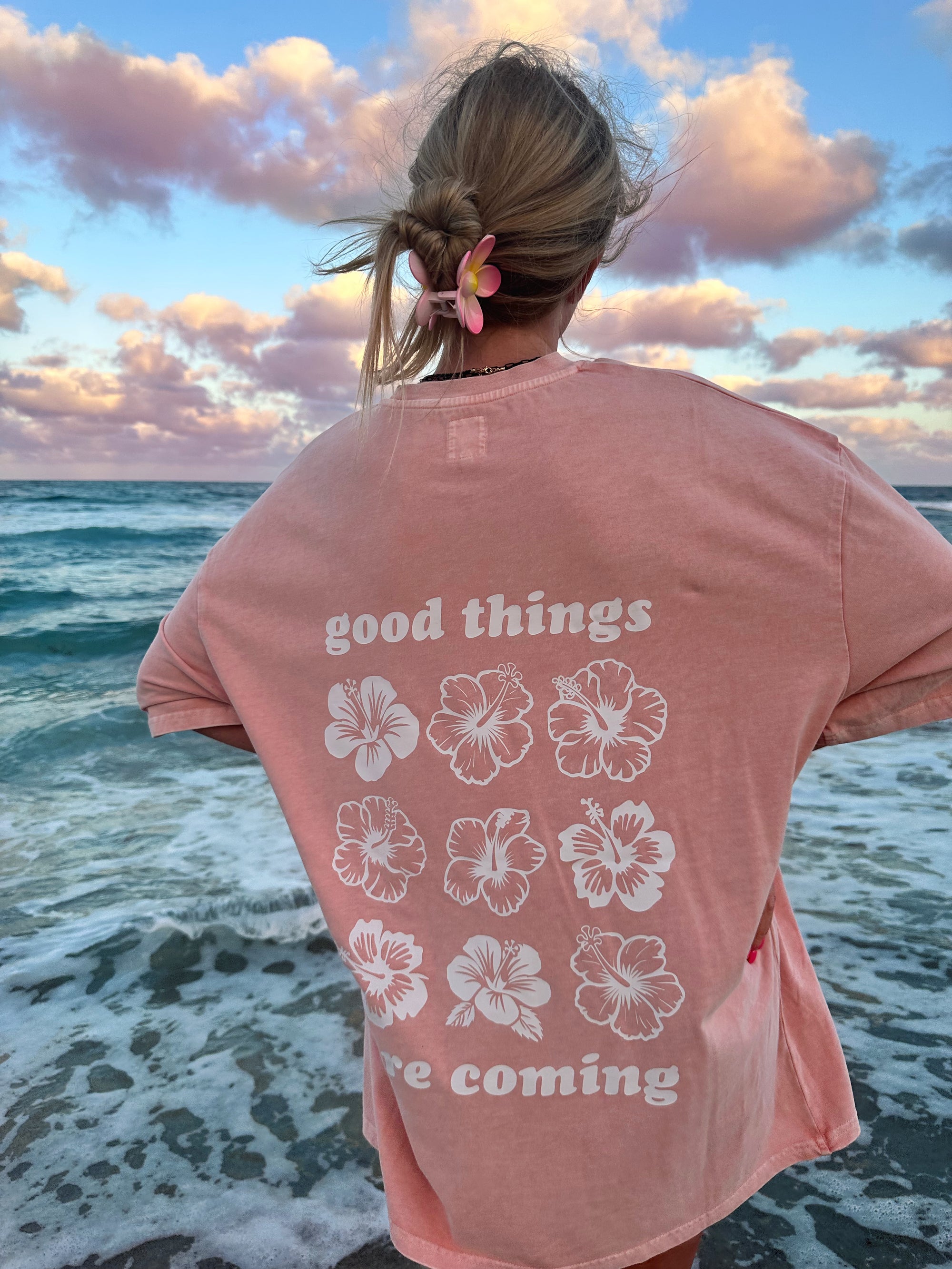 GOOD THINGS ARE COMING GRAPHIC FLOWER TEE - Sunkissedcoconut
